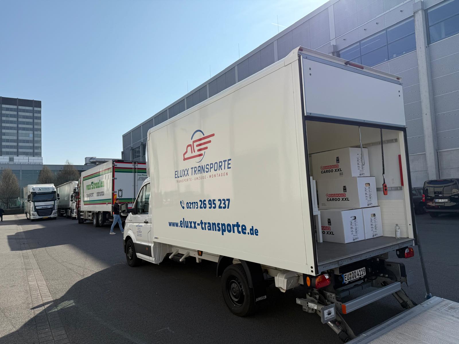 Beladener Transportwagen bei gewerblichem Auftrag