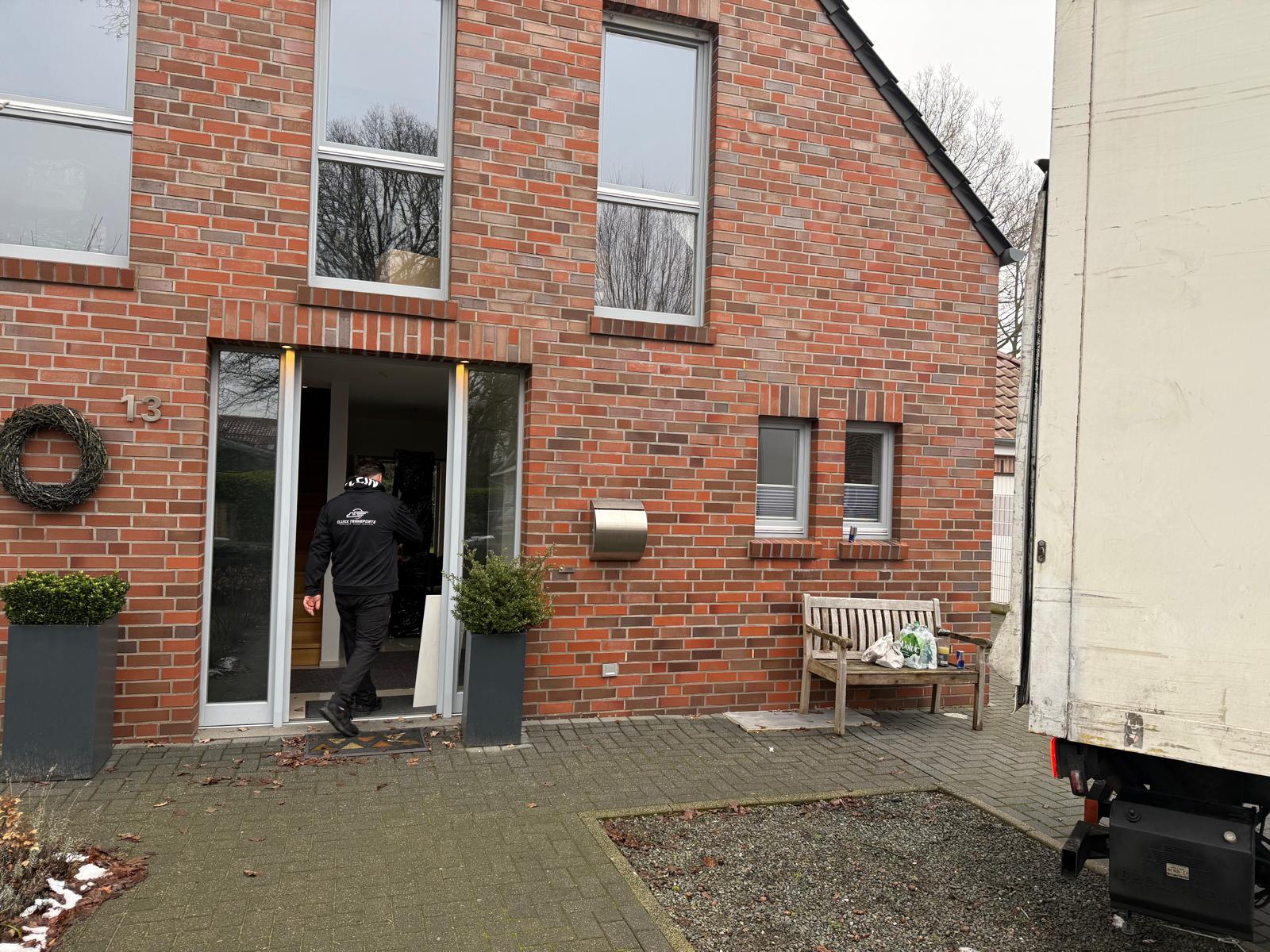 Mitarbeiter bei Hausumzug mit Eluxx Solutions GmbH & Co KG Fahrzeug