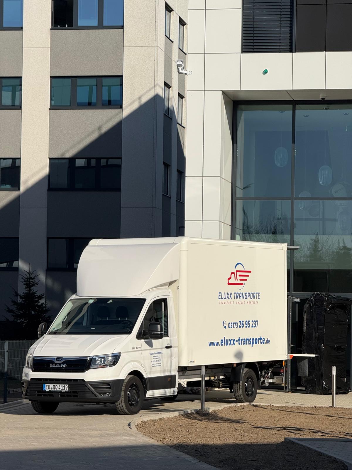 Eluxx Solutions GmbH & Co KG Sprinter vor modernem Wohnhaus