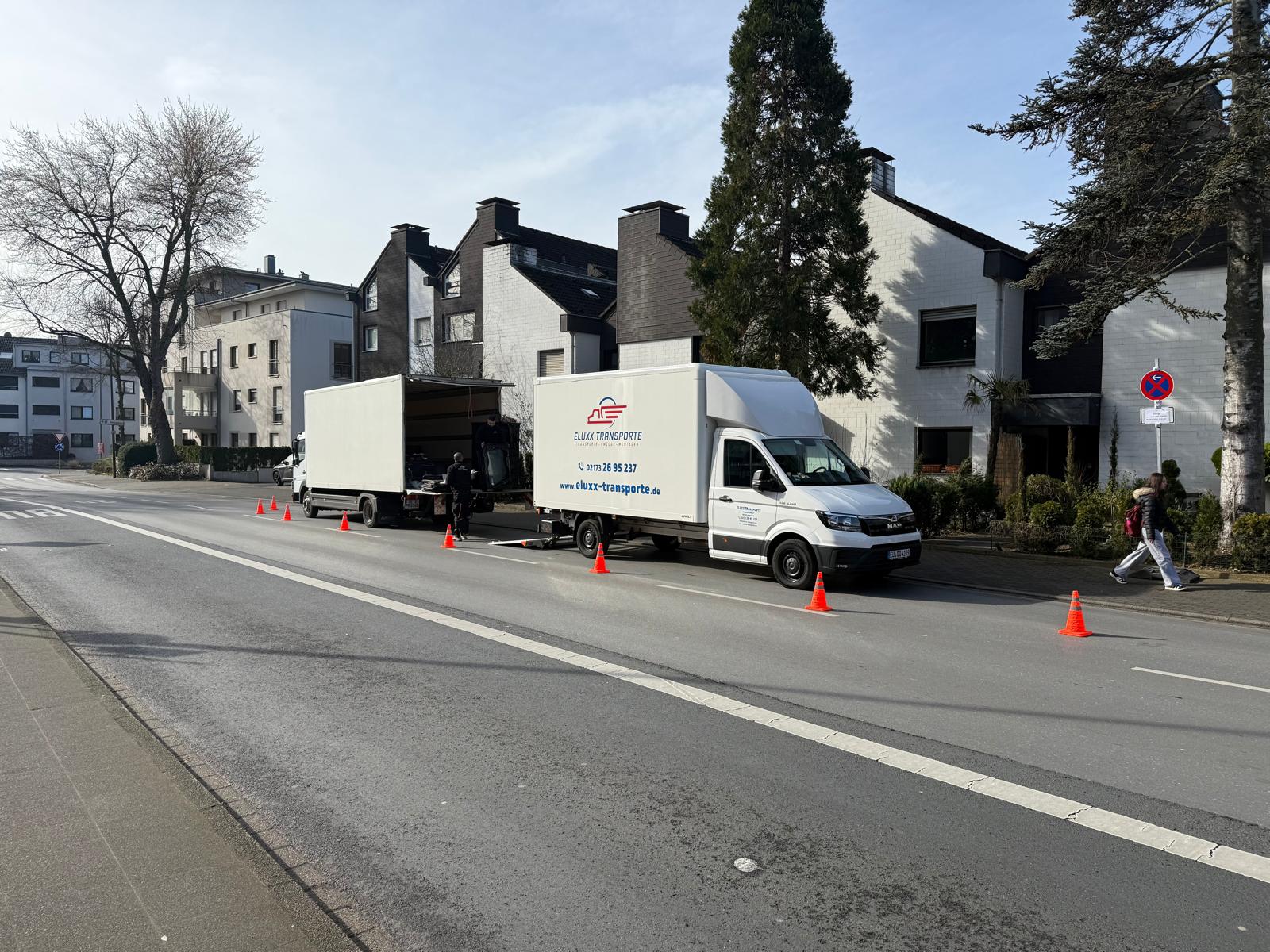 Umzugswagen mit Sicherheitskegeln bei Wohnumzug