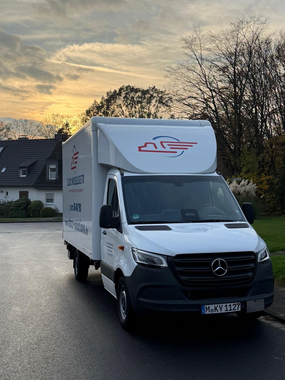Mercedes Sprinter bei Sonnenuntergang auf Wohnstraße