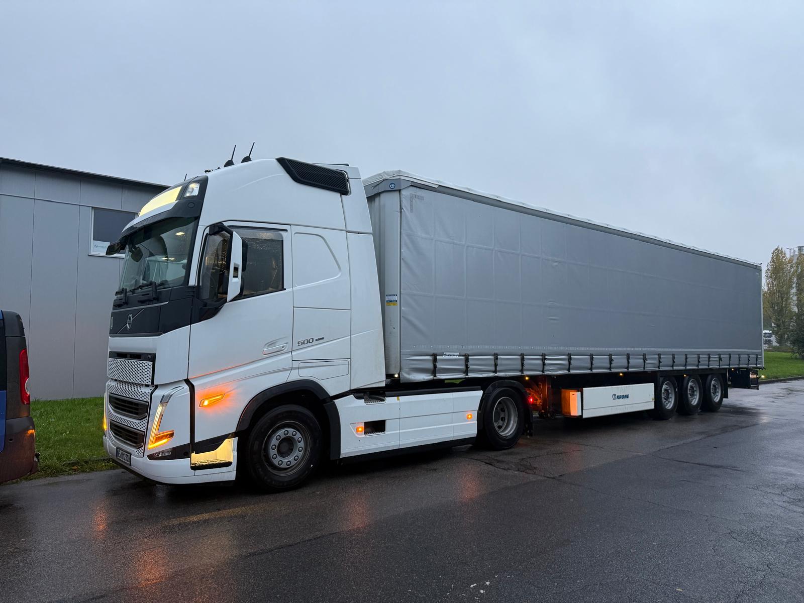 Großer Volvo LKW für Fernumzüge und Logistik